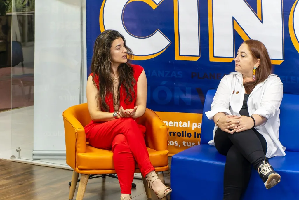 Egresados y expertos debatieron sobre ética e innovación en el Conversatorio del Programa de Empresas de la IES CINOC